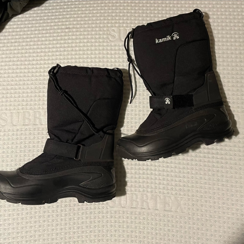 Kamik snow boots size 9 but they fit small, like an 8/8.5. Like new condition.